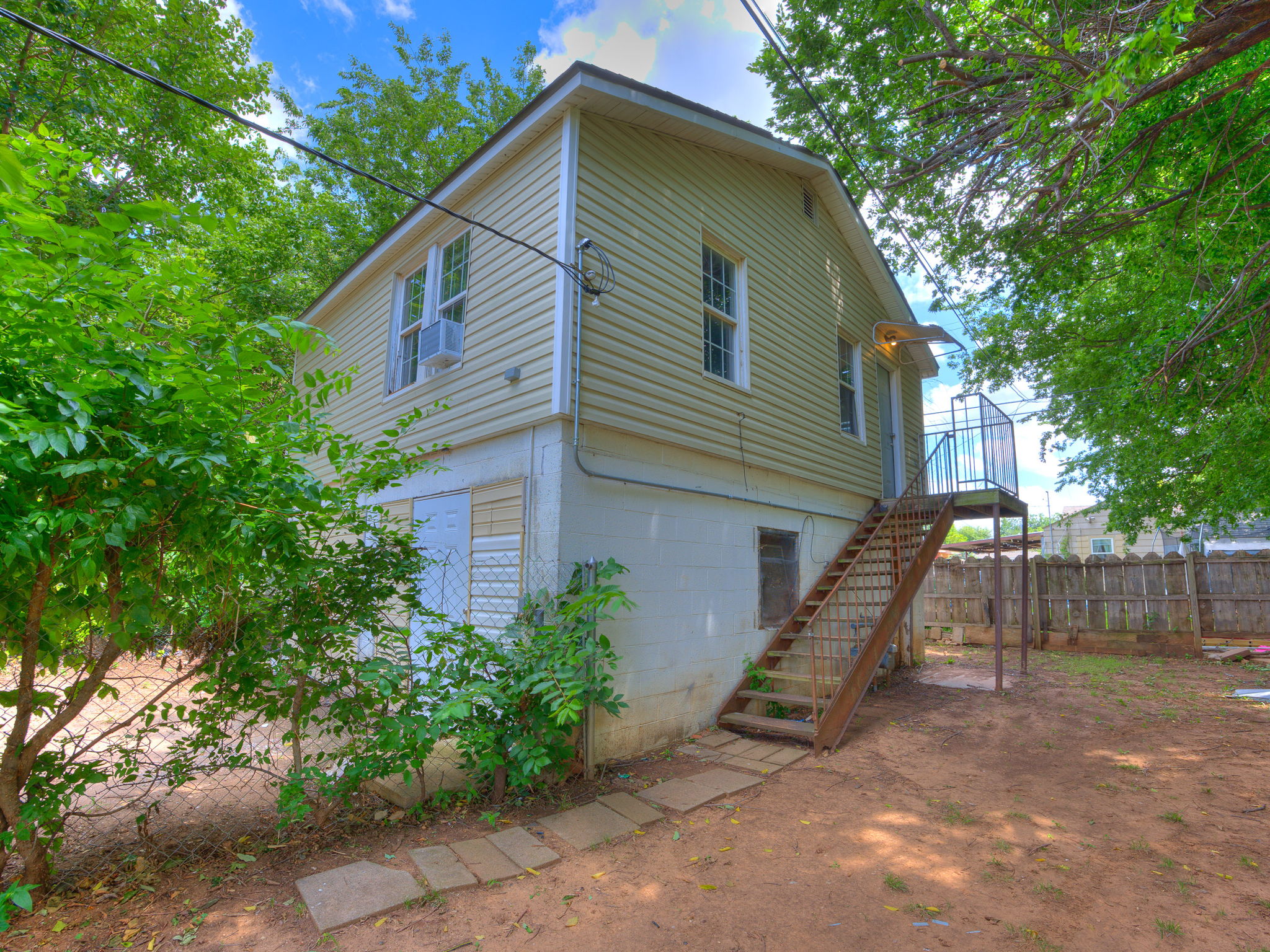 1524 1/2 SW Binkley St.